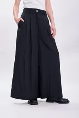 Pantalón negro de corte palazzo con pinzas en la cintura, bolsillos laterales y cierre frontal con botón.