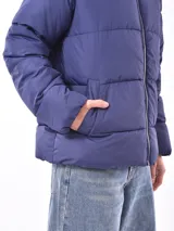 Campera acolchada color azul marino, con cierre frontal y cuello alzado.