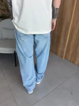 Jean celeste de corte amplio, estilo baggy.