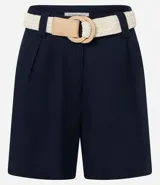 Short de cintura alta color azul marino, con cinturón de rafia y bolsillos laterales.
