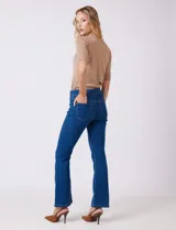 Jegging de algodón, poliéster y elastano, color azul oscuro, con tiro alto y corte bootcut. Presenta bolsillos traseros aplicados y bolsillos delanteros simulados.