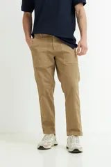 Pantalón color beige de corte recto, con bolsillos laterales y traseros.