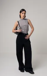 Pantalón negro de tiro alto y corte palazzo.