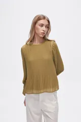 Blusa color verde oliva de poliéster con textura plisada, corte holgado, cuello redondo y mangas largas con puños elásticos.