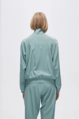 Campera deportiva verde con cierre frontal, cuello alto y tres rayas blancas en las mangas.