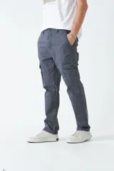 Pantalón cargo color marrón claro, de gabardina, con corte regular, bolsillos laterales y logo bordado.