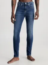 Pantalón de jean azul oscuro, de corte skinny, con tiro bajo y cinco bolsillos.