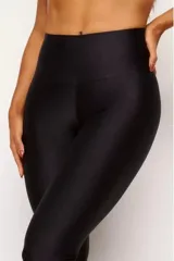 Calza negra de poliamida acanalada con cintura alta y corte flare.