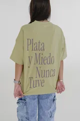 Remera verde con estampado de la palabra "Pulau" en color lila.