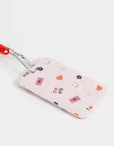 Llavero con portatarjeta estampado con diseño de gatos y flores, incluye strap de resorte color rojo.
