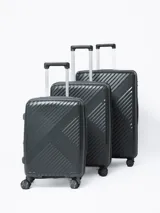 Valija de viaje rígida de 24 pulgadas en color gris oscuro con diseño de líneas diagonales en relieve. Cuenta con cuatro ruedas con giro de 360°, asa telescópica ajustable, asa de mano lateral y sistema de seguridad con combinación.