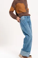 Jean wide leg de tiro medio, color azul claro, con botamanga amplia doblada.