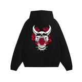 Canguro negro con capucha ajustable, corte oversize y estampado en el pecho y la espalda con letras góticas blancas.