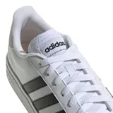 Championes Adidas Grand Court Base 2.0, color blanco con detalles en negro, con las tres tiras clásicas de la marca en los laterales.