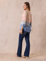 Blusa de modal estampada con cuello redondo y escote en V con aplique metálico. Mangas 3/4 con lazo.
