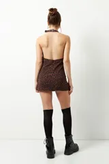Vestido corto de animal print sin mangas, con hebilla decorativa en el cuello y debajo del busto.