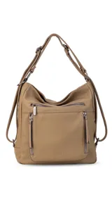 Cartera mochila color marrón de símil cuero suave con múltiples bolsillos con cierre, división al medio y correa ajustable de doble manija para llevar al hombro y como mochila.