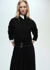 Sweater negro de punto medio con cuello alto y cierre de cremallera.