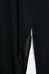 Top negro de manga larga con cuello perkins y bajo asimétrico con drapeado lateral.