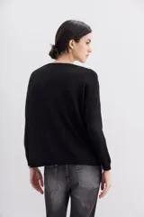 Sweater negro de poliéster, acrílico, poliamida y lana, con calce holgado, mangas largas y terminaciones en punto rib. Presenta bordado de lentejuelas y piedras con la frase "Tonight the night".