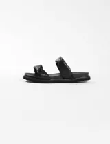Sandalias negras de cuero sintético con plataforma delantera de 2 cm y trasera de 3 cm.