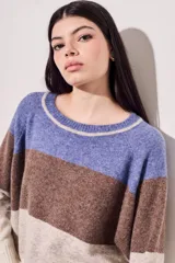 Sweater de rayas negro y beige, de corte ajustado y manga larga.