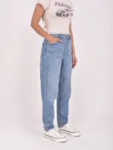 Pantalón jean de tiro alto color gris oscuro, corte recto y tobillos ajustados.