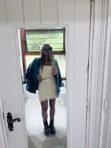 Mini vestido de tirantes, con textura de flecos en color blanco.