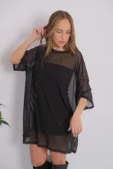 Remerón negro de tul con vestido strapless negro debajo.