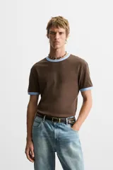 Camiseta azul marino de corte regular, cuello redondo y manga corta con ribete blanco en cuello y mangas.