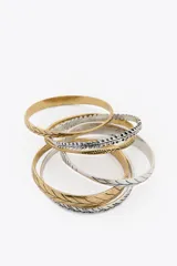 Set de pulseras rígidas doradas y plateadas con diferentes diseños labrados.