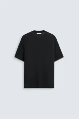 Camiseta negra de punto con cuello redondo, manga corta y corte regular.