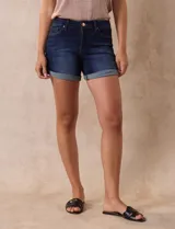 Short de jean azul con dobladillo.