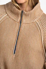 Sweater de punto morado con cierre metálico parcial en el cuello alto y mangas largas.