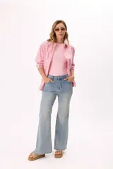 Pantalón jean wide leg celeste con lavado suave y tiro medio.