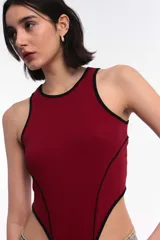 Body negro con ribetes blancos en cuello, sisas y laterales.