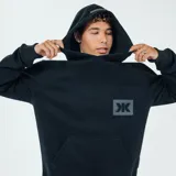 Hoodie negro con capucha y bolsillo tipo canguro.