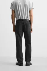Pantalón de jean azul de corte recto, con cinco bolsillos, efecto lavado y cierre frontal con botones.