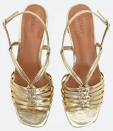 Sandalia de mujer color dorado metalizado, con taco grueso y punta cuadrada. Presenta un cabedal trenzado con tiras finas y tira ajustable con hebilla en el tobillo.