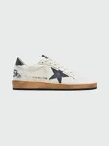 Championes Golden Goose modelo Ball Star, color blanco con detalles en azul y suela marrón.