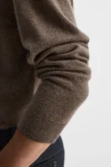 Jersey de hombre color beige, de cashmere, corte regular, cuello redondo y manga larga.