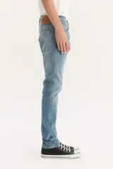 Pantalón de jean celeste, corte skinny, tiro medio y confeccionado con tejido stretch.