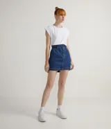 Falda corta de jean azul con cintura alta elastizada y doble botón.