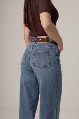 Jean de denim negro con corte wide leg y tiro alto.