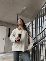Campera de pana color crudo con cierre y bolsillos.