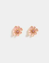 Par de aros pasantes dorados con forma de flor esmaltada en color rosa y strass rosado en el centro.