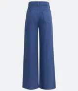 Pantalón wide leg de sarga color azul con cintura alta, corte recto, pliegues delanteros y bajo ancho.