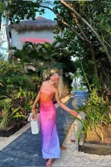 Vestido largo strapless con abertura lateral, color rosa con degradado a lila.