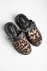 Sueco con estampado animal print de leopardo, plataforma y hebilla lateral ajustable.