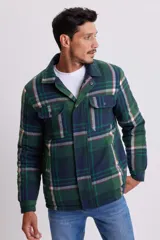 Abrigo de franela en cuadros verde y azul, con cuello alzado y bolsillos frontales.